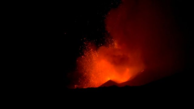 «Ξύπνησε» το ηφαίστειο της Αίτνας – Σιντριβάνι λάβας ύψους 100 μέτρων