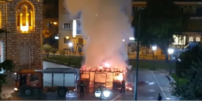 Βόλος : Πυρκαγιά κατέστρεψε τη φάτνη μπροστά από τον Άγιο Νικόλαο