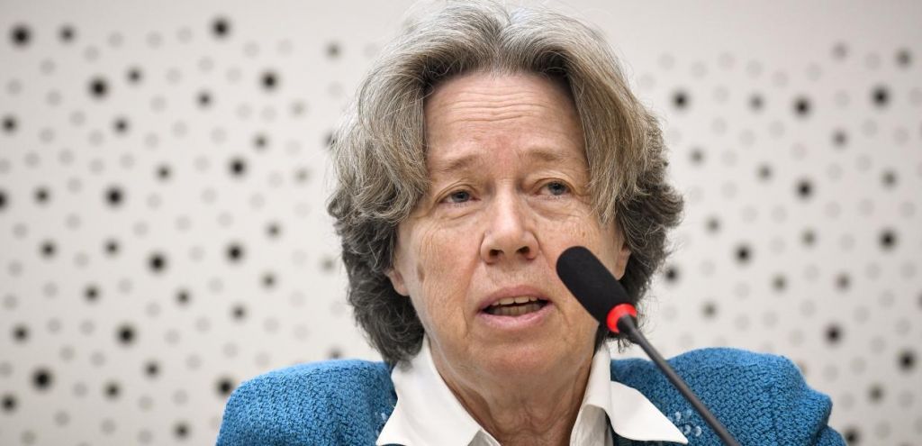 Λινού : Εμβολιασμοί σε γήπεδα, πάρκινγκ εμπορικών κέντρων και διοδίων για την αποφυγή συνωστισμού