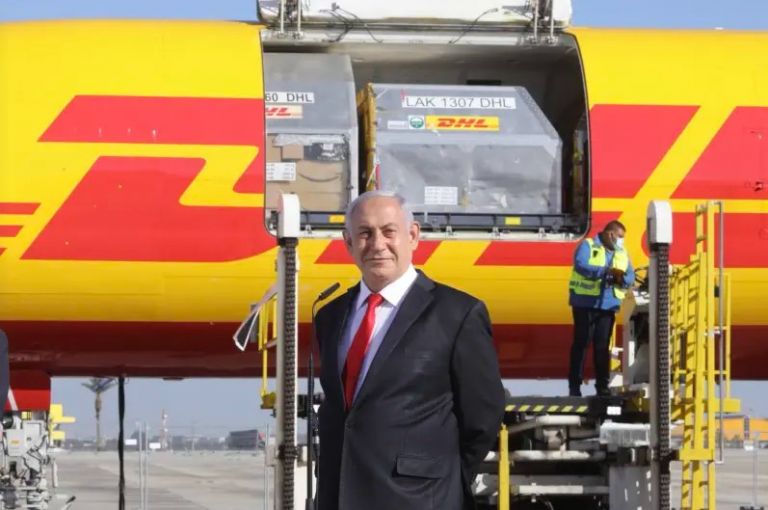 Η στιγμή που τα εμβόλια της Pfizer φθάνουν στο Ισραήλ – Νετανιάχου: «Θα εμβολιαστώ πρώτος»