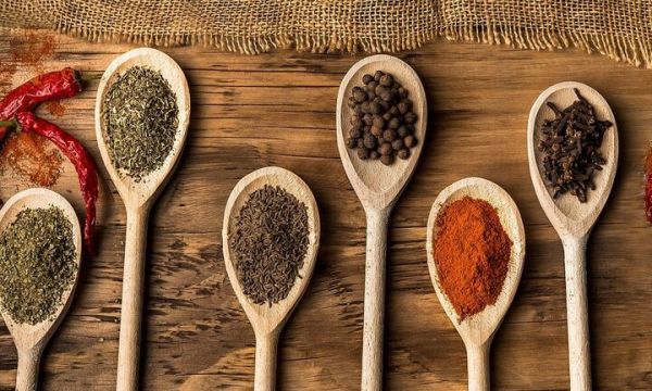 Τζίντζερ και πάπρικα από την Κίνα, πιπέρι από το Βιετνάμ