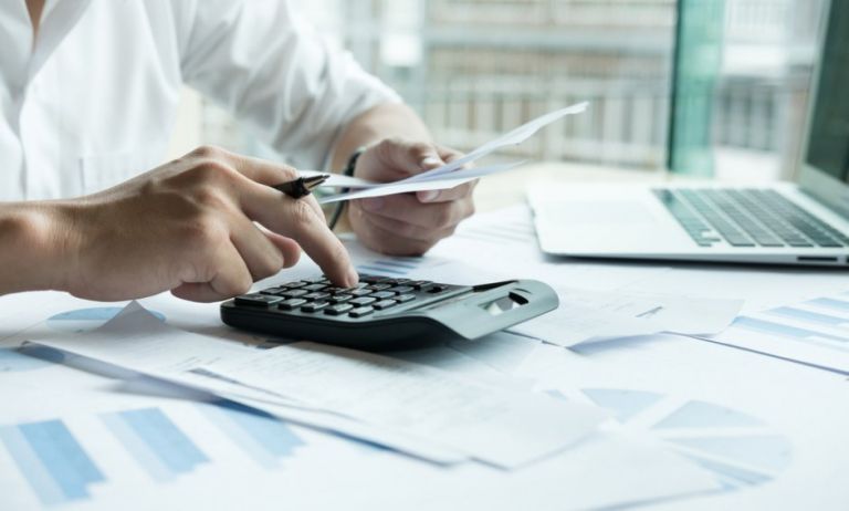 Μειώσεις φόρων για μισθωτούς το 2021 – Ανατροπές από το 2022 για φυσικά και νομικά πρόσωπα [πίνακας]