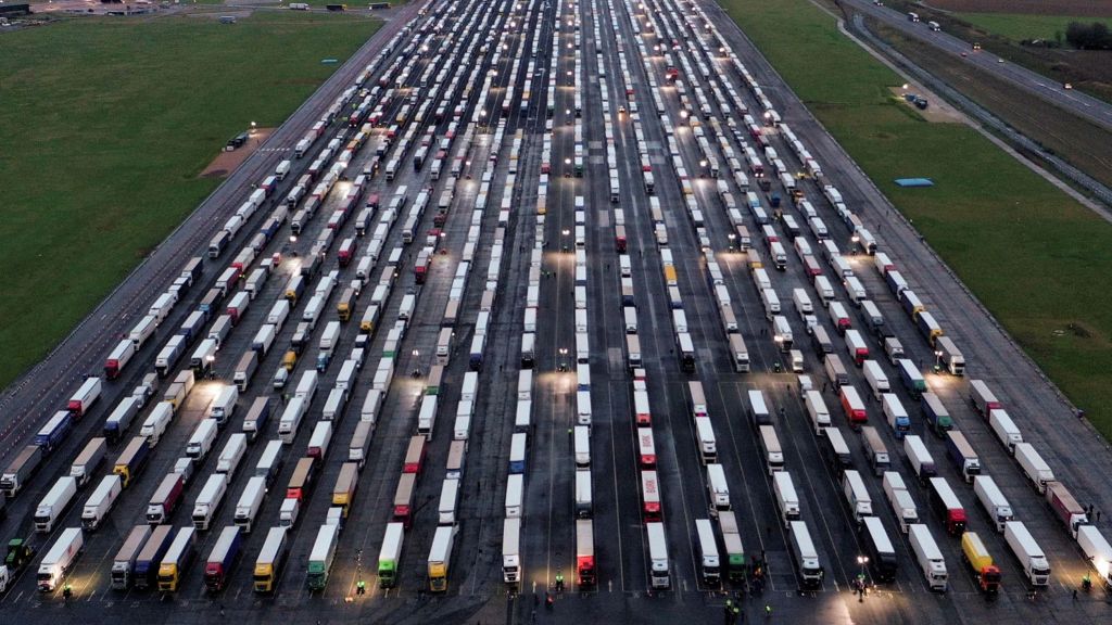 Χριστούγεννα... στο δρόμο θα κάνουν χιλιάδες οδηγοί φορτηγών - Έχουν εγκλωβιστεί στα σύνορα Γαλλίας-Βρετανίας