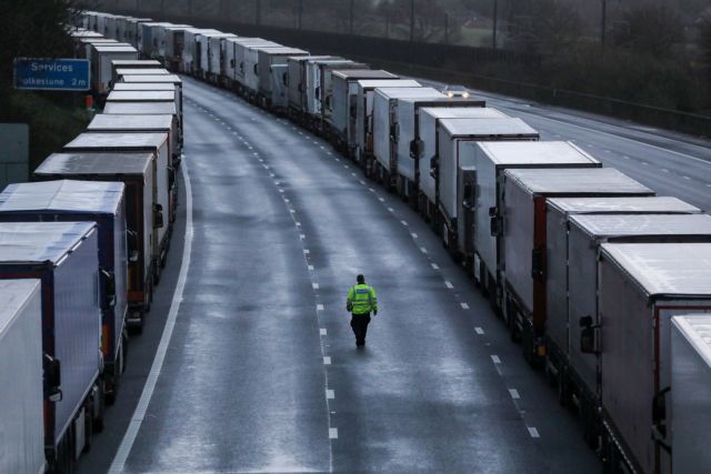 Βρετανία : Χιλιάδες φορτηγά αποκλεισμένα – Ανοίγει σταδιακά το λιμάνι του Ντόβερ