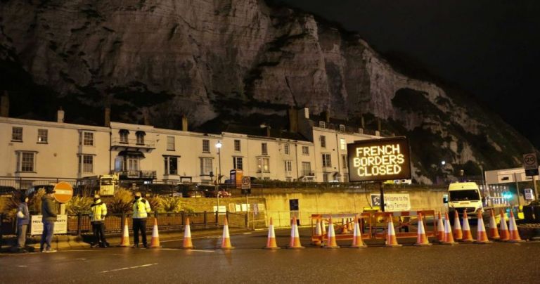 Lockdown : Σε καραντίνα η Βρετανία – Χάος στα κλειστά σύνορα – Ουρές χιλιομέτρων από φορτηγά