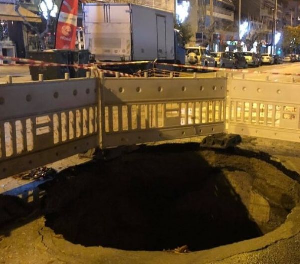 Θεσσαλονίκη : Άνοιξε κρατήρας βάθους 7 μέτρων σε κεντρικό δρόμο