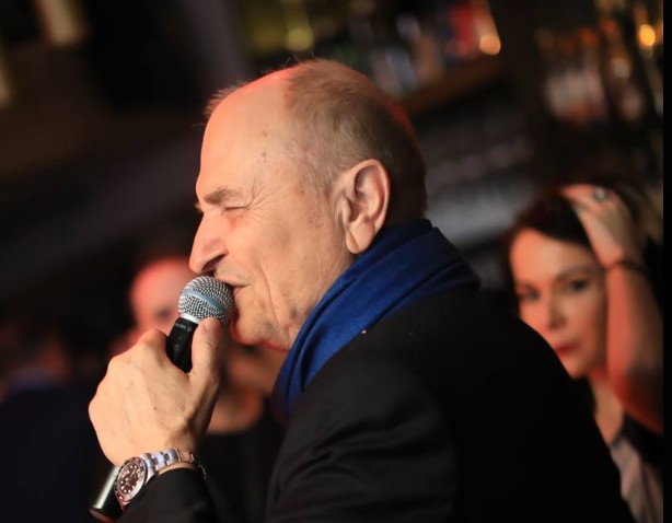 Χάρης Γαλανός : Έχασε τη μάχη με τον κοροναϊό ο τραγουδιστής του Elysee