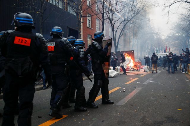 Γαλλία – Παρίσι : Δακρυγόνα και επεισόδια για το νομοσχέδιο ασφάλειας