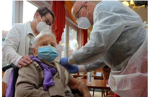 Γερμανία: Ηλικιωμένη 101 ετών που φιλοξενείται σε οίκο ευγηρίας η πρώτη που εμβολιάστηκε
