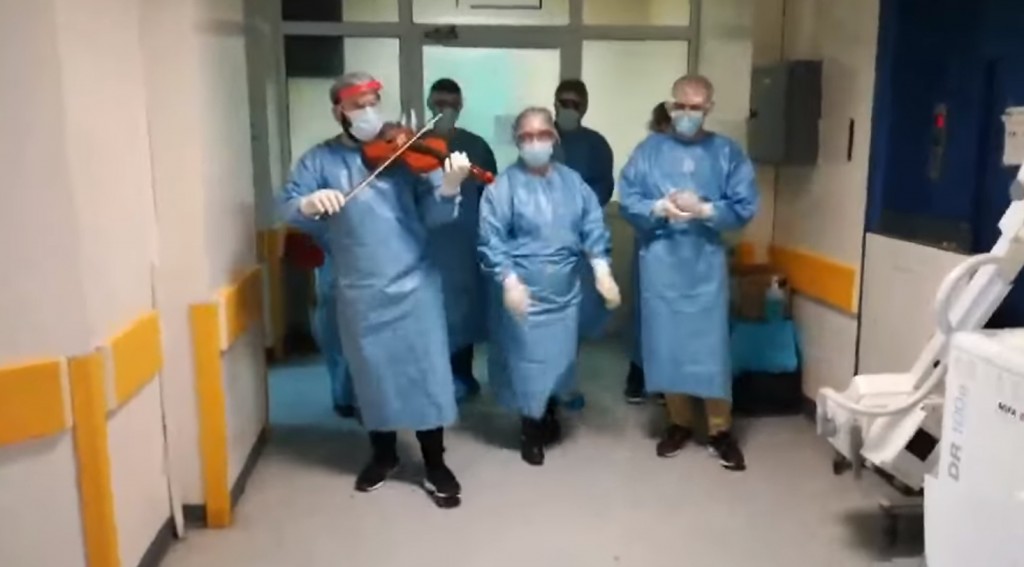 Νοσοκομείο Νίκαιας : Γιατροί και νοσηλευτές ψάλλουν τα κάλαντα σε πτέρυγα ασθενών covid