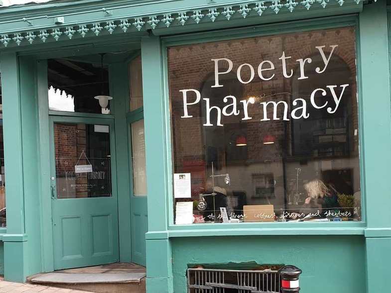 Έναν χρόνο συμπλήρωσε το Φαρμακείο Ποίησης στην Αγγλία