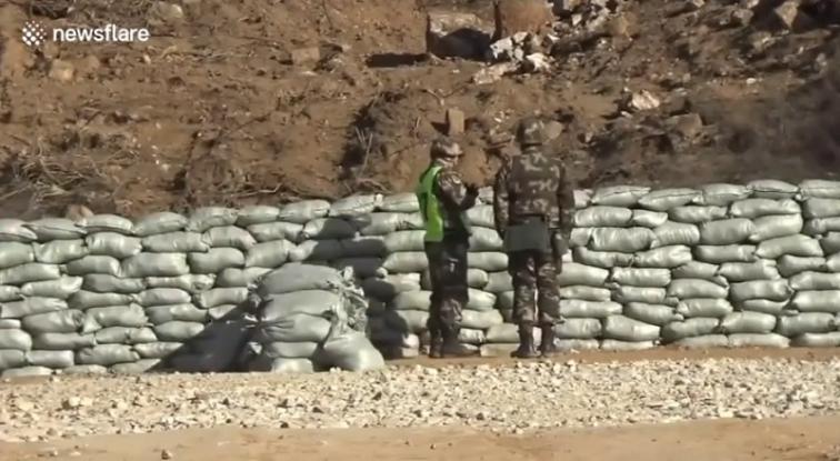 Του έπεσε η χειροβομβίδα από το χέρι και τον έσωσε ο εκπαιδευτής του [video]