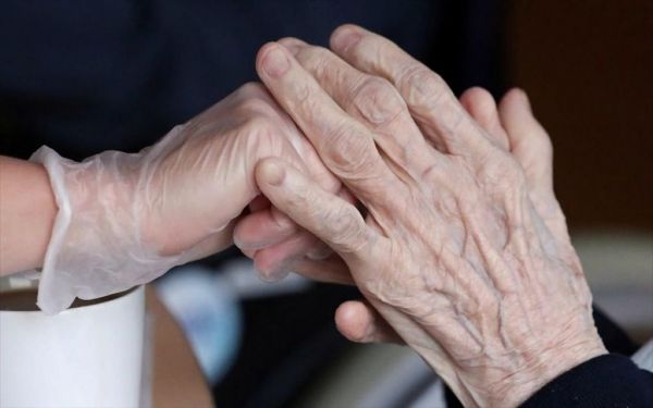 Η γηραιότερη νικήτρια του κοροναϊού γιόρτασε τα 105α γενέθλιά της