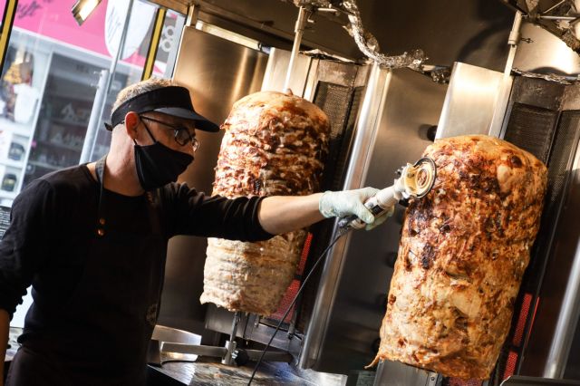 Θεσσαλονίκη:  Έντονη κινητικότητα στις παραδοσιακές αγορές τροφίμων και τα κρεοπωλεία – Γιορτινά μενού με ντελίβερι και take-away το γιορτινό τραπέζι