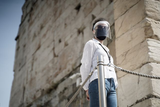 Κοροναϊός : Οι προσωπίδες χωρίς μάσκα από μέσα δεν παρέχουν προστασία