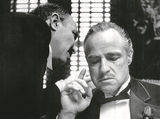 Πρόσκληση σε γεύμα από έναν υποψήφιο δολοφόνο