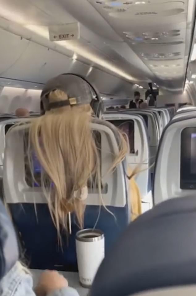 Επιβάτης πτήσης μπλόκαρε οθόνη με τα μαλλιά της και της κόλλησαν τσίχλα