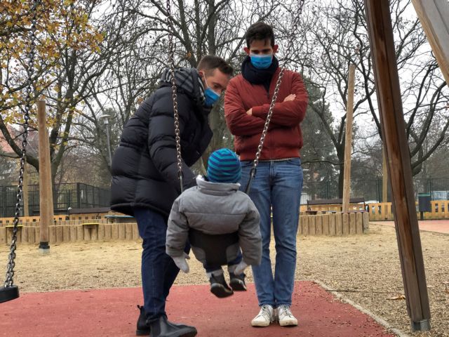 Ουγγαρία: Απαγορεύτηκε η υιοθεσία παιδιών από ομόφυλα ζευγάρια