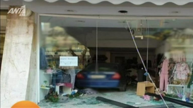Ιλιον : Αυτοκίνητο έκανε… click away σε κατάστημα εσωρούχων