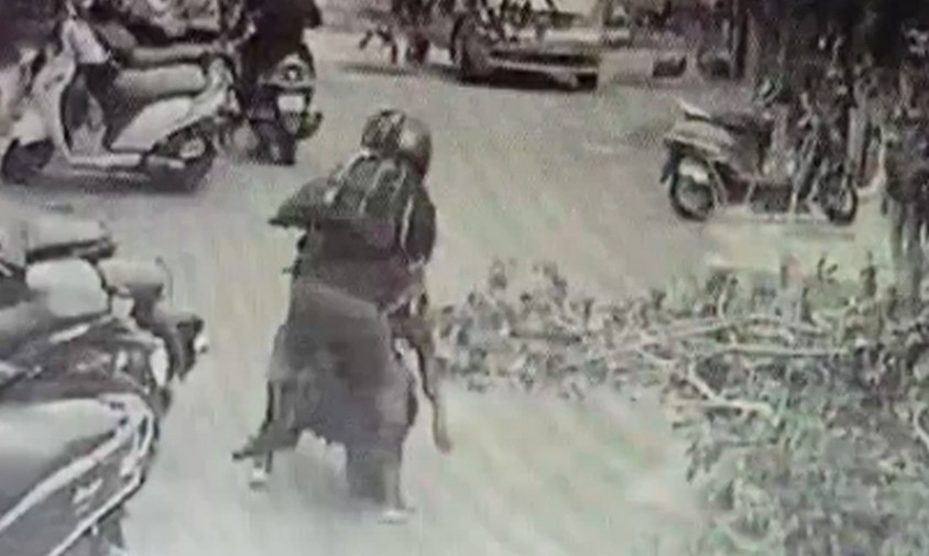 Ινδία : Αστυνομικός - σούπερ ήρωας πήδηξε από τη μηχανή του και έπιασε τον κλέφτη