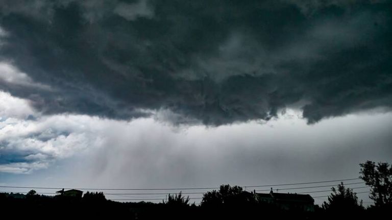 Καιρός : Βαρομετρικό χαμηλό με ισχυρές βροχές και καταιγίδες – Δείτε πού θα «χτυπήσει» η κακοκαιρία [χάρτες]