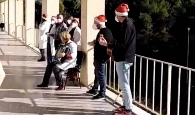 Νοσοκομείο «Σωτηρία»: Εργαζόμενοι είπαν τα κάλαντα στους ασθενείς με κοροναϊό