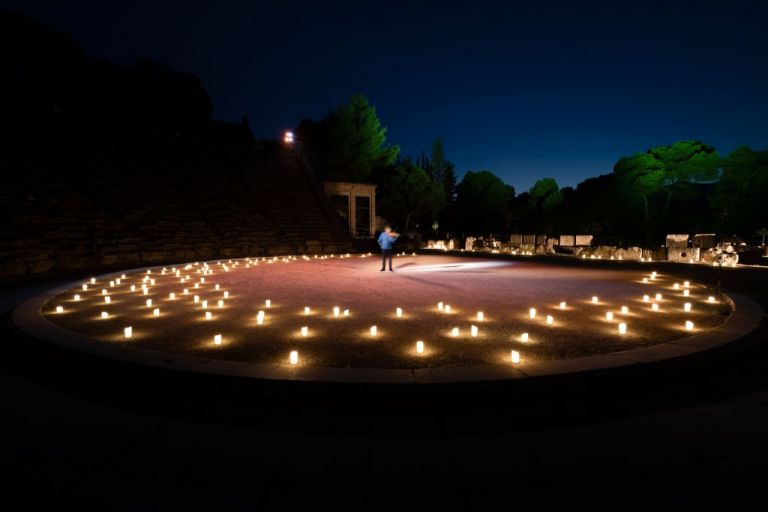 Ο Λεωνίδας Καβάκος ερμηνεύει Μπαχ στην Επίδαυρο – Online προβολή την Πρωτοχρονιά