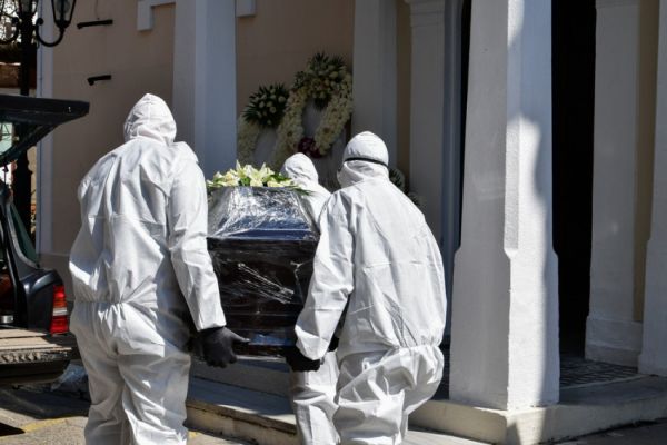 Αποκάλυψη – σοκ : Οι κηδείες των νεκρών από κοροναϊό τελούνται με πρωτόκολλο για τον Εμπολα