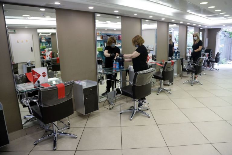 Κομμωτήρια : Ανοίγουν λέει το Επιμελητήριο, δεν έχει ληφθεί καμία απόφαση απαντά ο Γεωργιάδης