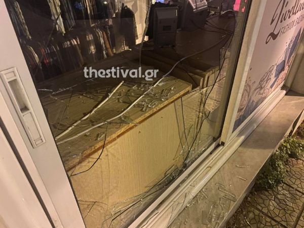 Θεσσαλονίκη : Εσπασαν την τζαμαρία και άρπαξαν κοσμήματα από κατάστημα