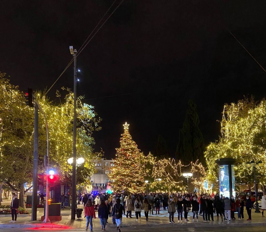 Κοροναϊός : Το lockdown πήγε… περίπατο στην Ερμού – Γέμισε κόσμο το στολισμένο Σύνταγμα