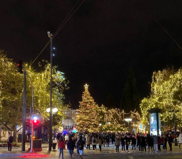 Κοροναϊός : Το lockdown πήγε… περίπατο στην Ερμού – Γέμισε κόσμο το στολισμένο Σύνταγμα
