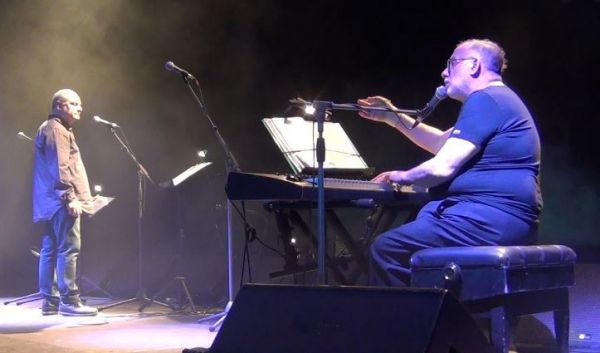 Ο Κώστας Θωμαΐδης μιλάει για τον Θάνο Μικρούτσικο με αφορμή το δίσκο «Χόρεψε πάνω στο φτερό του καρχαρία»