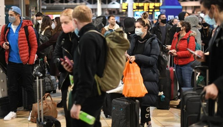 Κοροναϊός : Χαμός στο Λονδίνο μετά την ανακοίνωση του lockdown – Κοσμοσυρροή σε σταθμούς και καταστήματα