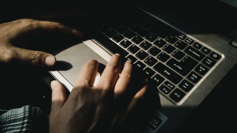 Σοκ στη Χαλκίδα : Νεαρός παρενοχλούσε ανήλικα μέσω βιντεοκλήσης – Οργισμένες αντιδράσεις