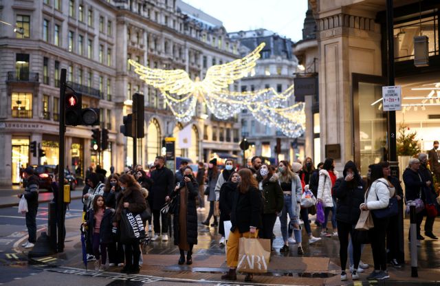 Κοροναϊός : «Ξεχύθηκαν» στους δρόμους σε Λονδίνο και Γερμανία για ψώνια πριν το νέο lockdown