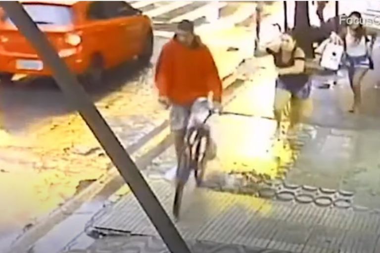 Μαμά εν δράσει: Έβγαλε knock down νεαρό που έκλεψε το κινητό της κόρης της