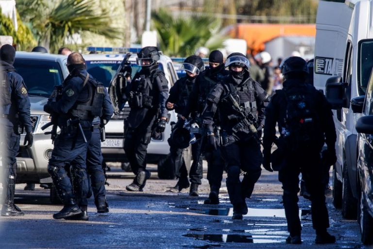 Μέγαρα : Τουλάχιστον 10 τραυματίες από πυροβολισμούς – Ένα τροχαίο έβαλε «φωτιά»