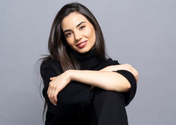 Η Σοφία Μανουσάκη μιλά στο in.gr για το καινούργιο τραγούδι της «Βάρδια» και συγκινεί με Θεοδωράκη