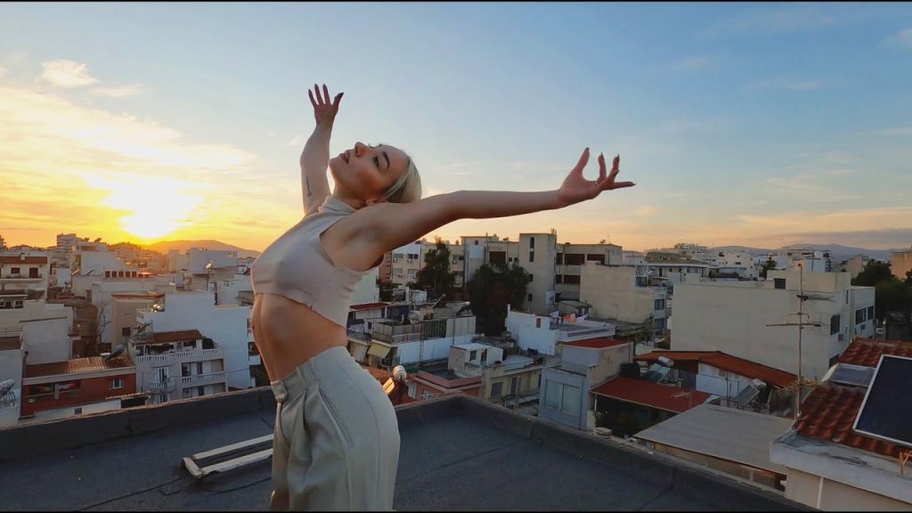 Locked Freedom : Η πανδημία γίνεται έμπνευση για Έλληνες χορευτές και ακροβάτες