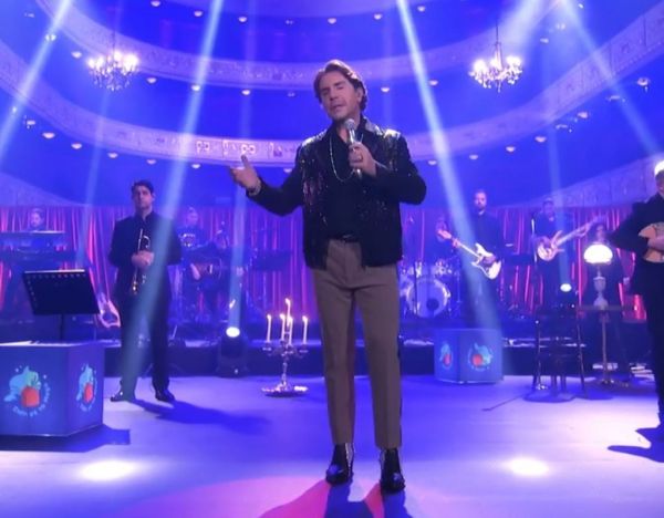 Ο Γιώργος Μαζωνάκης τραγουδά το «Ανήκω σε μένα»