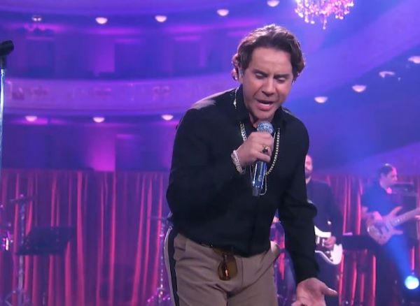 «Θέλω να γυρίσω στα παλιά» τραγουδά ο Γιώργος Μαζωνάκης στο MEGA και απογειώνει το κέφι