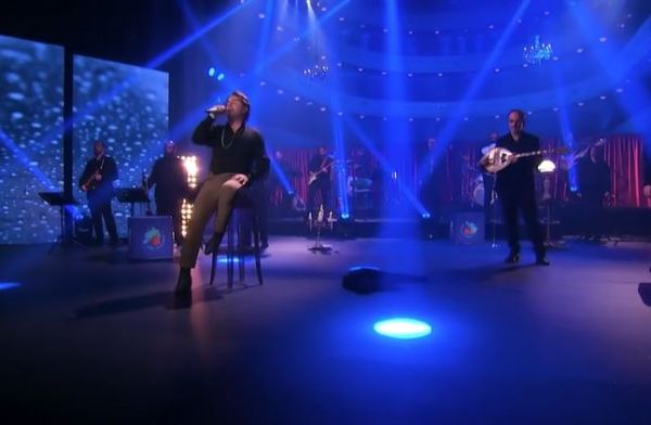 «Τόσα βράδια»: Ο Γιώργος Μαζωνάκης τραγουδά το νέο του single