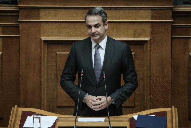 Στο βήμα της Βουλής ο πρωθυπουργός Κυριάκος Μητσοτάκης