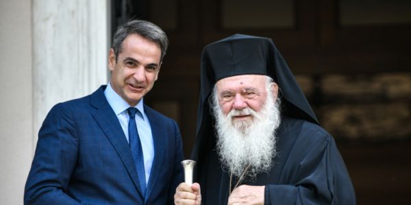 Πέτσας : Εντός της ημέρας νέα επικοινωνία Μητσοτάκη – Ιερώνυμου για τη λειτουργία των εκκλησιών