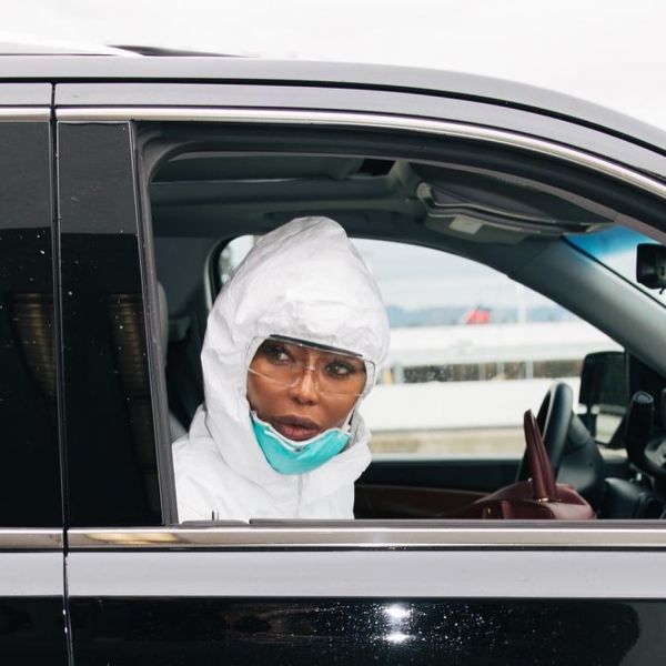 Ναόμι Κάμπελ: Σε μουσείο η ολόσωμη στολή προστασίας που είχε φορέσει στο αεροπλάνο