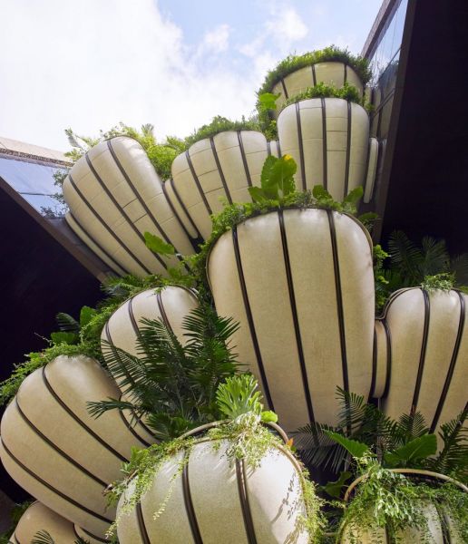 Αυτός ο ουρανοξύστης στη Σιγκαπούρη ξεχειλίζει από φυτά