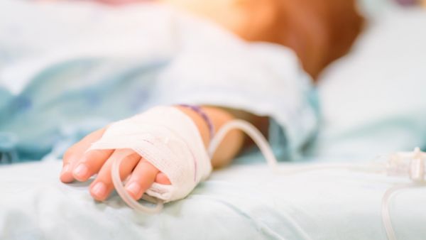 Κοροναϊός : Αγωνία για τον 8χρονο που νοσηλεύεται στο νοσοκομείο με επιπλοκές – Τι λέει ο γιατρός του