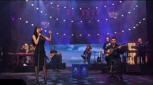 Σπίτι με το MEGA: Μαγεύει η Πάολα τραγουδώντας γνωστές επιτυχίες