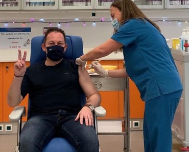 Πέτσας : Εμβολιάστηκε στον Ευαγγελισμό ο κυβερνητικός εκπρόσωπος